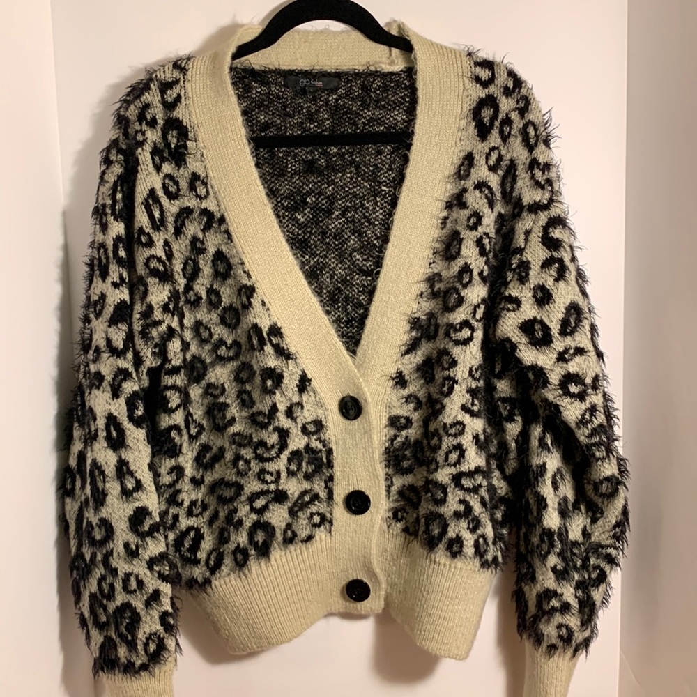 Glo Fashion stylish leopard pattern sweater w/ 3 button closures